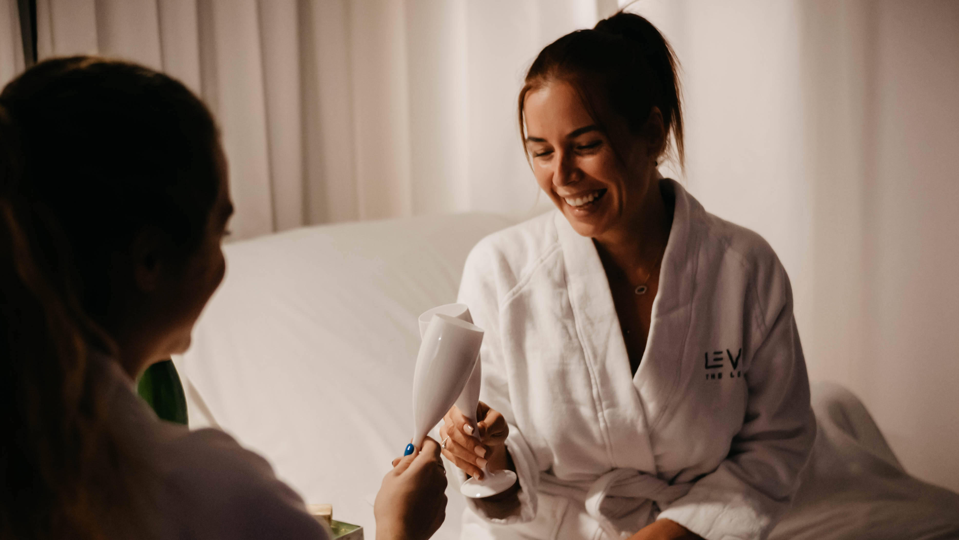 madre e hija disfrutan el regalo de spa de Hotel Treats