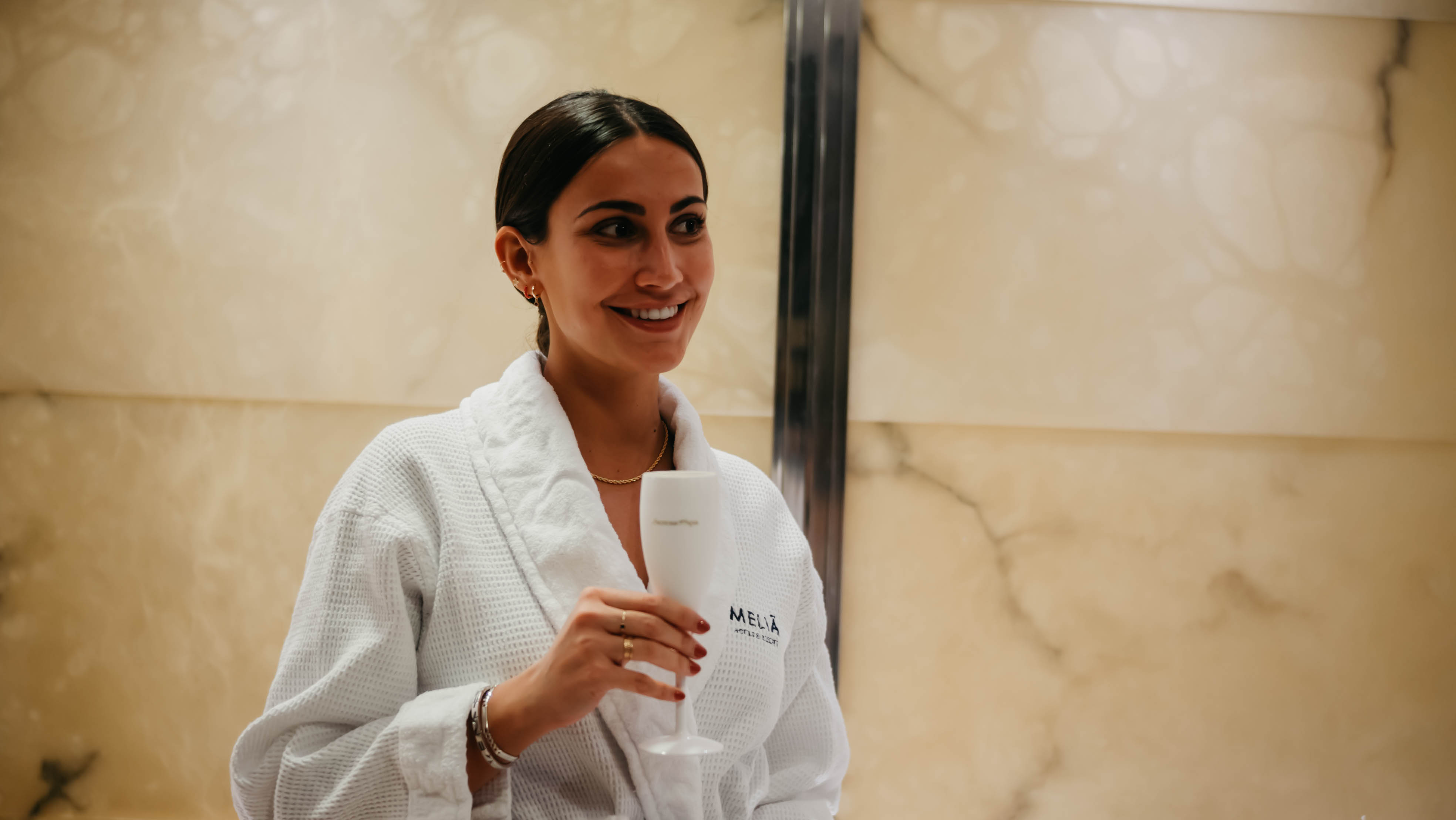 Mujer disfrutando de una experiencia de Spa