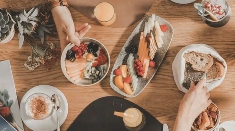 1-night Getaway with breakfast, bottle of cava and strawberries at Ocean Drive Barcelona