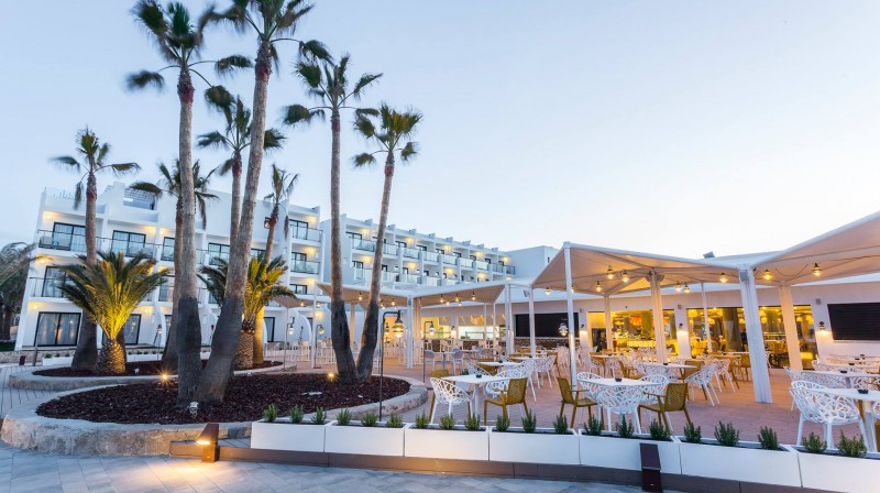 Outside Restaurante & Bar