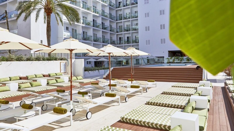 hm dunas blancas piscina y tumbona