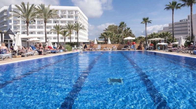 Piscina y Fachada Cala Millor Garden