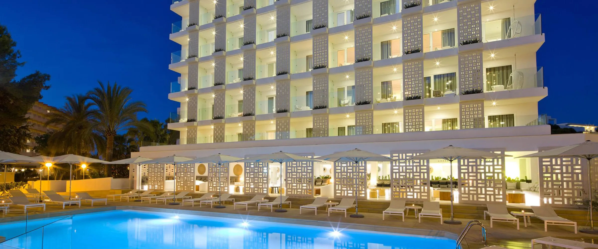 piscina de noche
