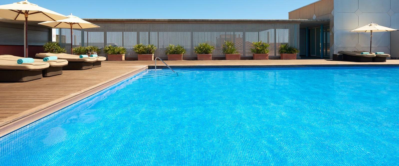Outdoor Swimming Pool with Sea Views at Le Méridien Ra Beach Hotel & Spa