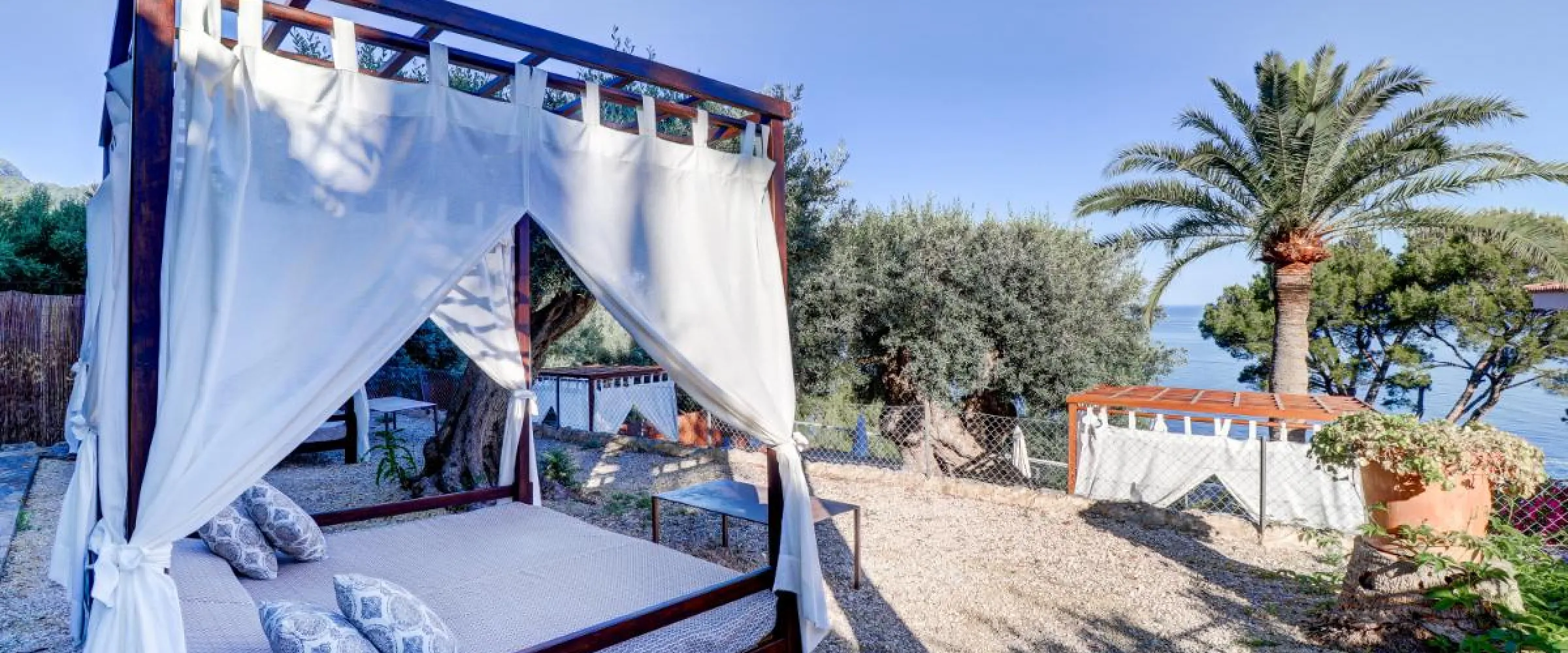 relax in deia