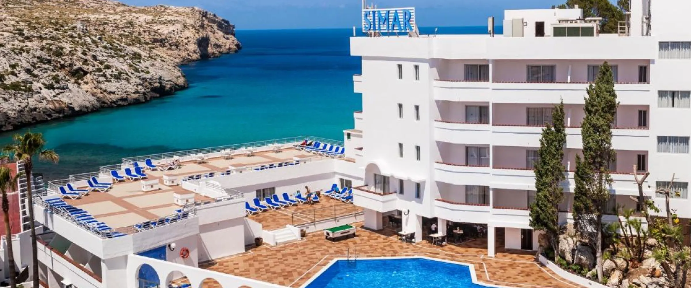 Hotel Front and Surroundings 