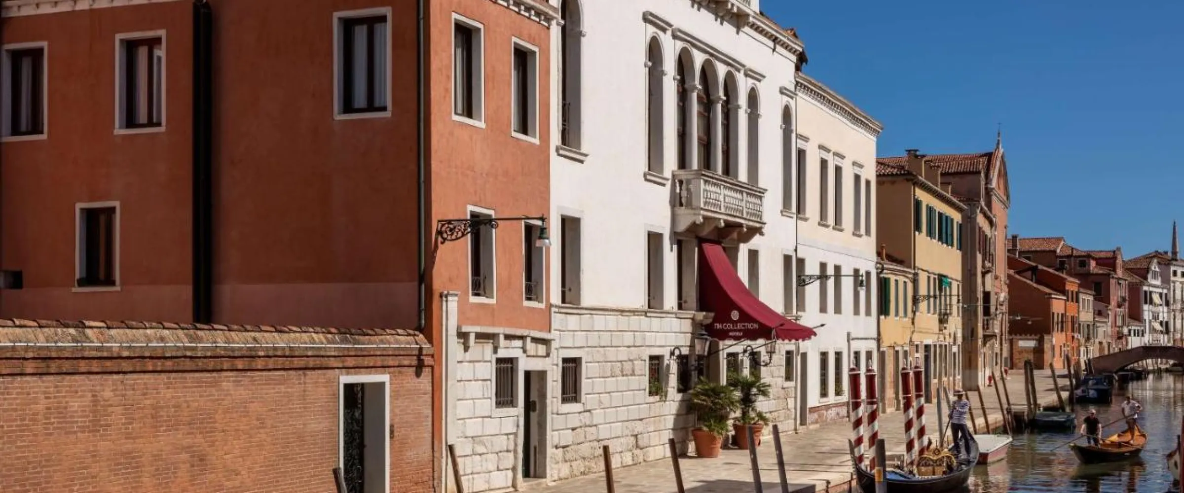 Hotel Front and Surroundings 
